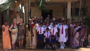 Gruppebillede foran skolen for døve børn i Trincomalee på Sri Lanka
