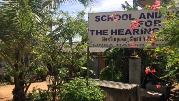Indgangen til skolen for døve børn i Trincomalee på Sri Lanka