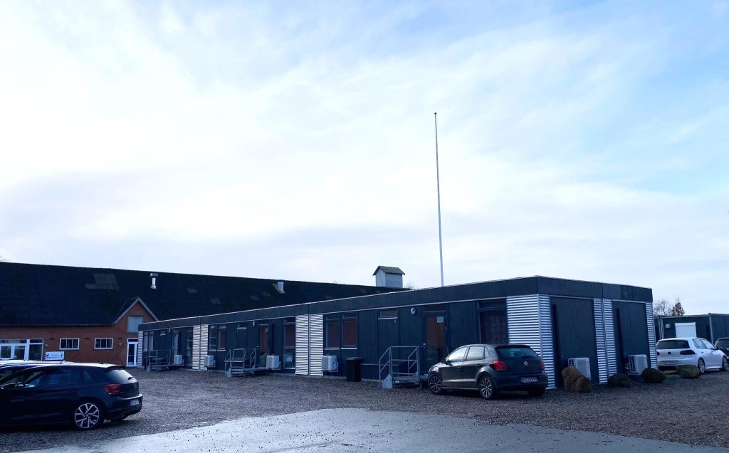 Modulbygninger opført som elevboliger ved Gråsten Landbrugsskole, med varmepumper og individuelle indgange.