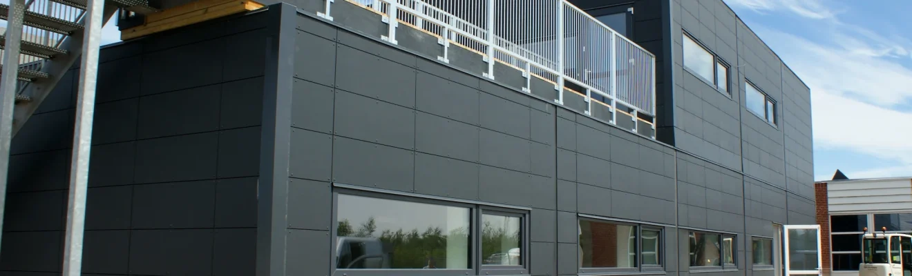 Kontorpavillon i to etager med yderbeklædning i RockPanel