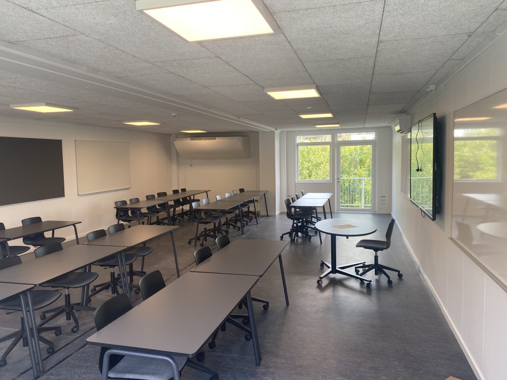 Indvendigt i Aarhus Business Colleges midlertidig bygning, opstillet og udvidet af ABC Pavilloner.