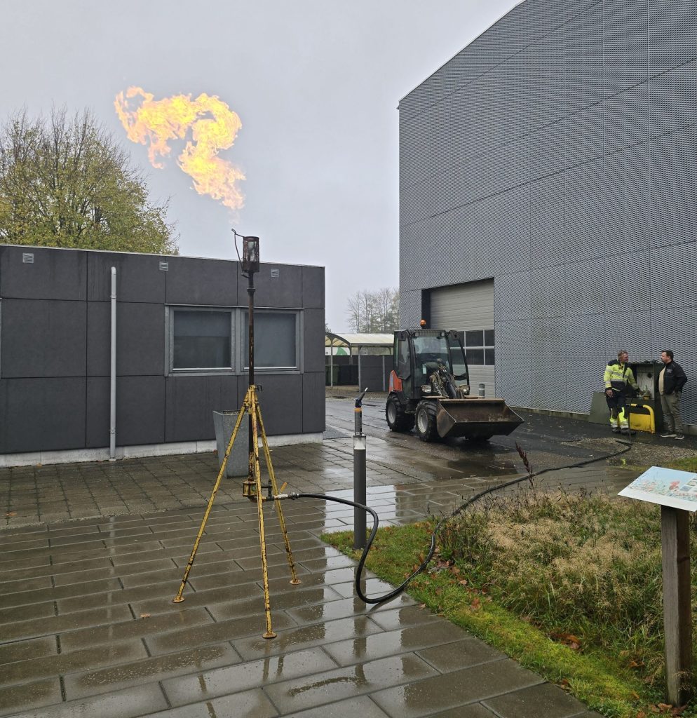 Rørene tømmes for gasrester før overskæring