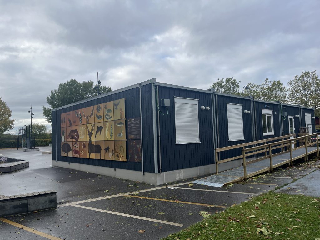 Rudersdal Museer åbner et nyt pop-up museum i Vedbæk, hvor de ikoniske 7000 år gamle Vedbækfundene får midlertidige rammer i genbrugte moduler leveret af den midtjyske producent ABC Pavilloner.