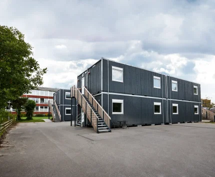 Skurvogn i to etager med plankebeklædning i antracitgrå