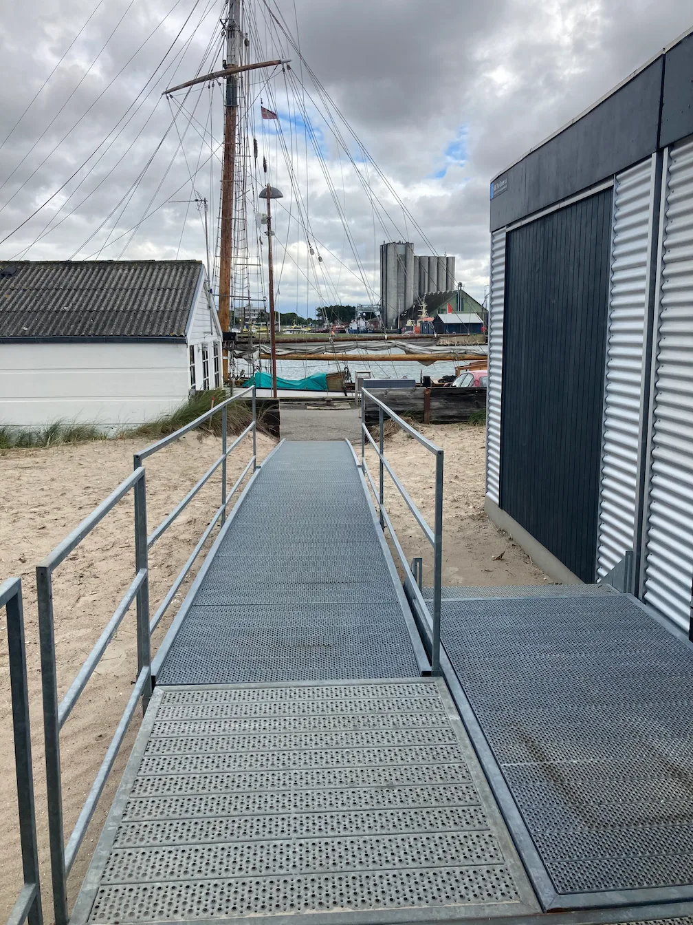 Kontorpavillon med 8 separate kontorer og niveaufri adgang