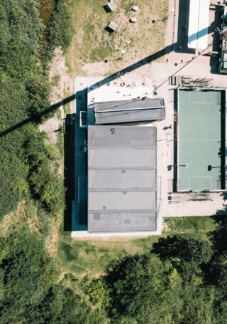Kraning af pavillon til skolebygning under opførelse